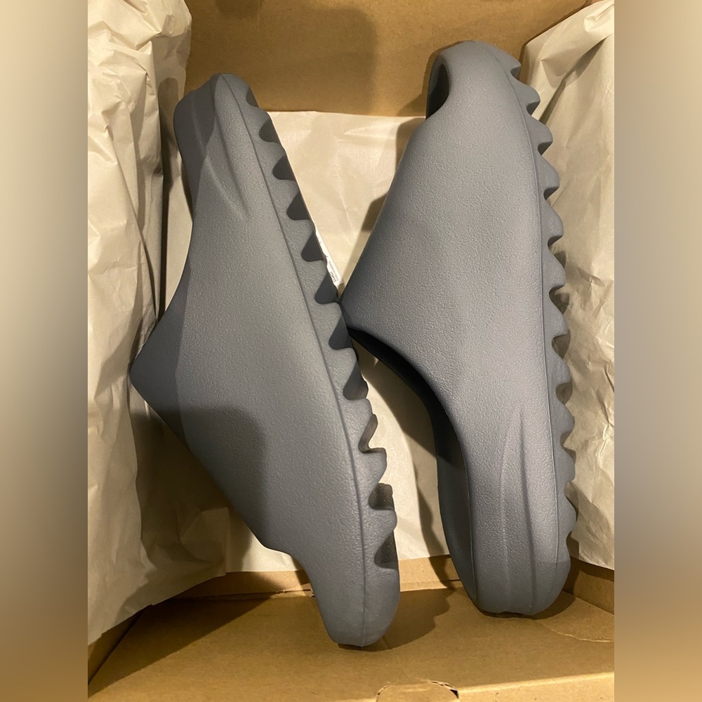 **SOLD** Yeezy Slides “Slate Grey”